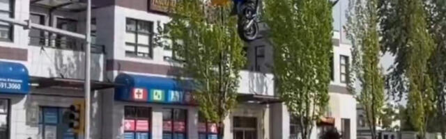 Motor visi sa semafora od siline udara: Neverovatno šta je motociklista preživeo, snimak ledi krv