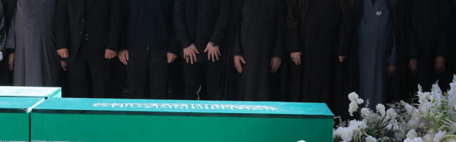 TROJICA SINOVA U SUZAMA NA SAHRANI HAMNEIJA, ALI NASLEDNIKA NEMA: Modžtaba se nije pojavio jer su mu bombe unakazile lice i osakatile noge? (FOTO/VIDEO)