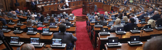 Narodni poslanici raspravljaju o predlozima i izmenama zakona