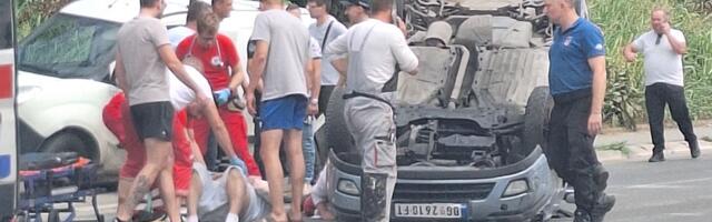 Strašna scena na Čukarici: Automobil završio na krovu, čovek leži pored vozila