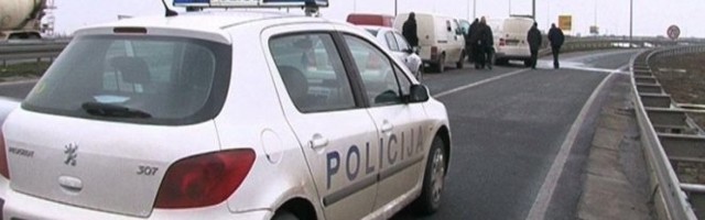 TEŠKA NESREĆA NA MOSTU KOD BEŠKE! Automobil u punoj brzini naleteo na radnika