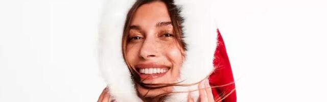 Hejli Biber pozira u spektakularnom donjem vešu za prazničnu kampanju Victoria's Secret