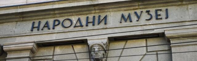 Muškarac urinira na Narodni muzej (VIDEO)