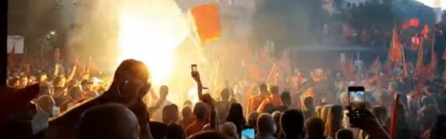 (VIDEO) "Milo baci bombu", "Ovi su tvoji", "Risto Sotono": Uz Tompsona, ustaške pesme i vređanje održan "patriotski skup" u Podgorici