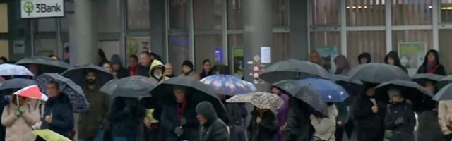 Đaci Zmaj Jovine i Karlovačke gimnazije na protestu u Novom Sadu: Građani ih pozdravili aplauzom