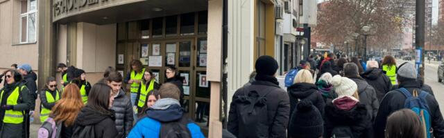 Studenti pešaka krenuli u Bošnjace, pridružili im se profesori i građani (video)