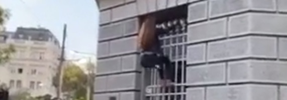 Ovo je DEVOJKA koja je VISILA sa zgrade Predsedništva! Neda (27) radila “zgibove” na prozoru (VIDEO)