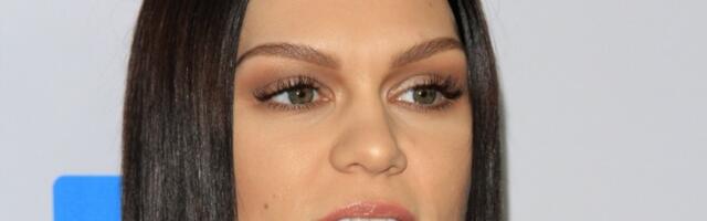 Slavna pevačica (37) OPERISALA RAK DOJKE: Oglasila se iz bolničke postelje i rasplakala sve (FOTO)