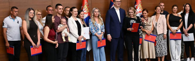 Vučić uručio ugovore zdravstvenim radnicima iz dijaspore, Leskovčanin Luka kaže da se vratio u Niš jer veruje u sigurnu budućnost Srbije