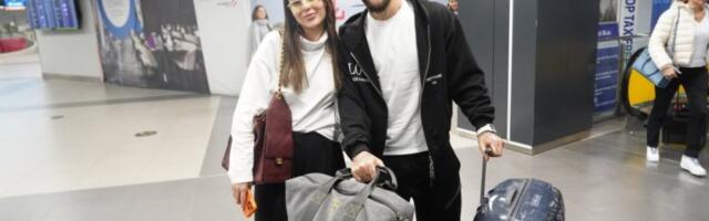 ANASTASIJA I GUDELJ SLETELI U BEOGRAD: Par u ležernom izdanju prošetao aerodromom - Cecina naslednica bez trunke šminke! (GALERIJA)