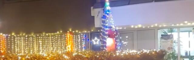 Divne slike blokova u Beogradu: Stanari nisu štedeli na novogodišnjim ukrasima, prolaznici zastaju od lepote