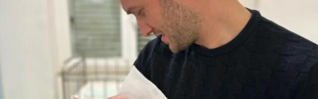 PEVAČ DOBIO SINA U NOVOGODIŠNJOJ NOĆI: Prva slika iz porodilišta - SREĆNE VESTI iz porodičnog doma! (FOTO)