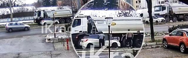 Za rubriku "verovali ili ne": Stravičan snimak iz Kragujevca - Kamion gura auto 100 metara (VIDEO)