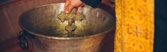 Srbi, obratite pažnju na ova pravila: Koliko dugo sme da stoji sveta vodica i šta da uradite kada donesete novu