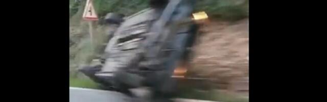 Prevrnuo se automobil na avalskom putu (VIDEO)
