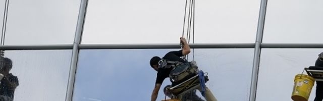 Par presekao konopce peračima prozora dok su visili sa desetog sprata!