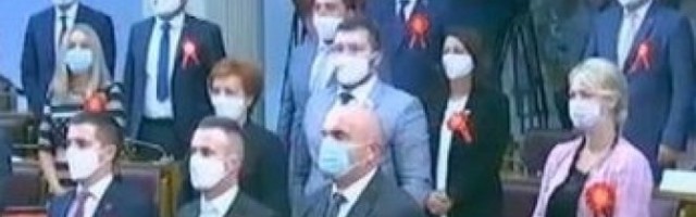ŠTA JE TO NA REVERU POSLANIKA U CRNOGORSKOM PARLAMENTU?! Detalj koji je svima zapao za oko! IMA LI VEZE SA VEROM ILI NACIJOM?! (FOTO)