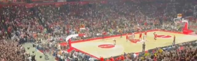 Trese se Arena: Navijači Zvezde vređali Vučića (VIDEO)