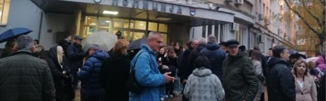 Studenti Medicinskog fakulteta u Nišu daju izjave u policiji, ostali BEZ REČI zbog postupka dekana (VIDEO)