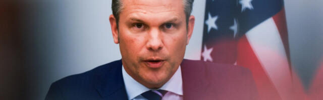 Хегсет под истрагом: поверљиве податке слао у породични чет