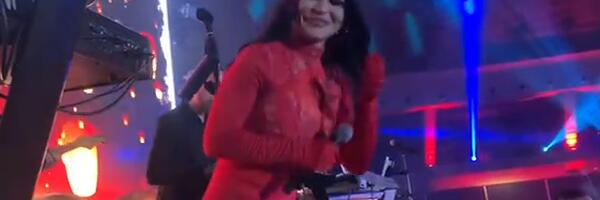 (FOTO/VIDEO) ALEKSANDRI MLADENOVIĆ PUKLA HALJINA NA ZADNJICI Nezapamćena neprijatnost na bini uoči Nove godine!