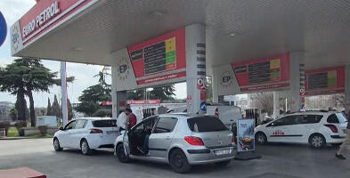 Krenule nestašice goriva u Crnoj Gori: Velike gužve na pumpana, raspoređena i policija