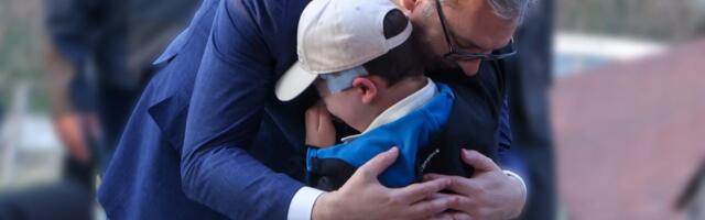 VUČIĆ JEDVA ZADRŽAO SUZE, POGLEDAJTE SUSRET KOJI JE RASPLAKAO SRBIJU! Država malom Andriji pružila šansu za ozdravljenje: "Ti si mi najvažniji danas" (VIDEO)