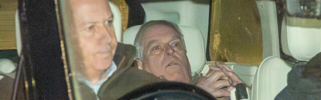 Princ Endru viđen prvi put nakon hapšenja: Evo gde se nalazi dok su sve oči uperene u njega