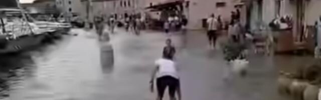 Haos na Jadranu: More se podiglo 1,5 metar i potopilo šetalište (VIDEO)