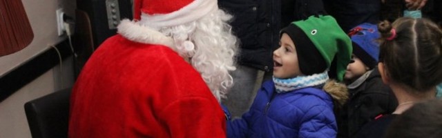 DEDA MRAZ  STIŽE I U ŽITIŠTE: Sva deca do 14 godina dobiće paketiće TRADICIJA SE NASTAVLJA!