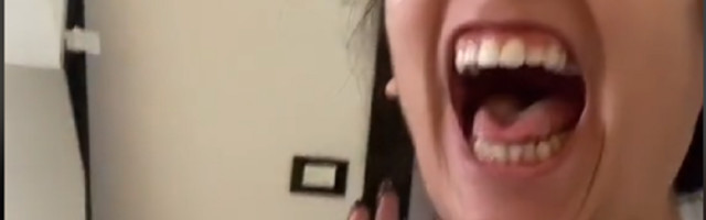 Ljudi se zabavljaju na gotovo nemogućem izazovu: Možete li staviti dlan na rame?