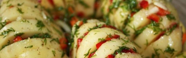 PUNJENI KROMPIR SA SIROM I PARADAJZOM! Brzo se i lako PRIPREMA, a ukus će vas ODUŠEVITI!