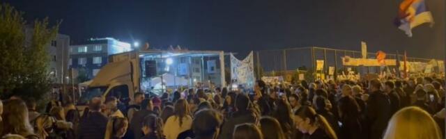 PUŠTAJU MUZIKU I DRŽE NOVINARE KAO TAOCE: Blokada Informera ušla u šesti sat (VIDEO)