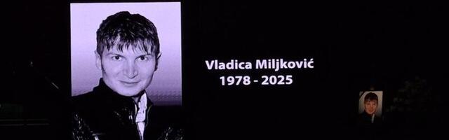VIKI MILJKOVIĆ STIGLA NA KOMEMORACIJU BRATU Pevačica neutešna, sin se ne odvaja od nje (FOTO)