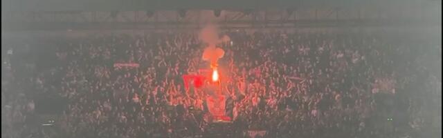 Haos koji se nije video u prenosu: Navijači Zvezde bakljama i petardama napravili pometnju /VIDEO/