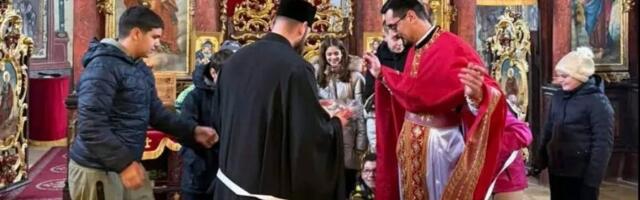 "Vezali" sveštenike usred crkve: Stare običaje ovde i dalje poštuju