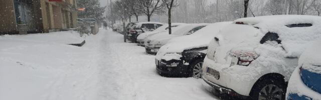 Srbija pod snegom: Vanredna situacija u više opština, saobraćaj otežan na svim putevima, u Beogradu pojedine linije izmenjene, trole ne rade