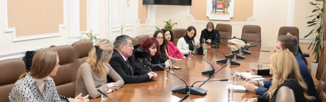 Operske dive uoči velikog koncerta u Nišu na prijemu u Gradskoj kući