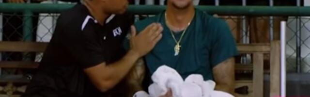 Nedavno izgubio oca, briznuo u plač posle meča: Emotivni momenti na teniskom terenu, kolega ga zagrlio i tešio