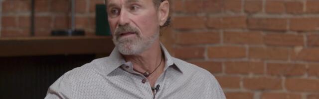 Bio je siromašan farmerov sin, postao MILIJARDER: Promenio ime, počeo da uzima psihodelike i tek je sad SREĆAN