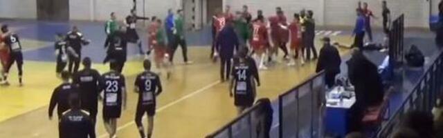 Opšti haos na utakmici u Crnoj Gori, nije se znalo ko koga bije: Rukometaš nasrnuo na rivale, jedan ostao nepomično da leži /VIDEO/