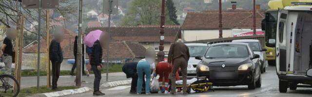 OBOREN PEŠAK U ČAČKU U BLIZINI MOSTA: S povredama odmah sanitetom transportovan u bolnicu (FOTO)