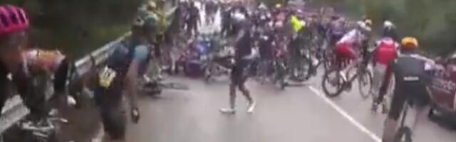 UZNEMIRUJUĆE Jezive scene na Điro d’Italija: Stravičan pad desetine biciklista, neki su neprepoznatljivi (VIDEO)