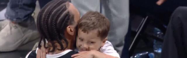 Dirljiv momenat u Areni posle ključnog koša Vašingtona: Najmlađi navijač mu prišao u zagrljaj da slavi