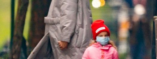 I tokom pandemije na visini zadatka: Irina Shayk kao stilska ikona na ulicma Njujorka