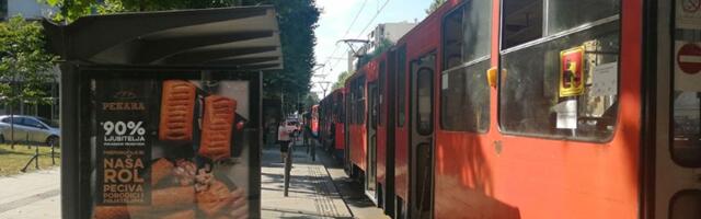 Rekla vozaču da ne priča telefonom, išamarao je putnik (VIDEO)