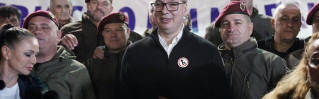 MI MORAMO DA SAČUVAMO MIR! Predsednik Vučič POSLAO JASNU PORUKU ljudima ispred Skupštine: Oni su nam pokazali koliko su neodgovorni (FOTO)