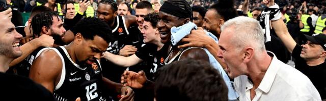 Ove scene niste videli u prenosu: Spektakularno slavlje košarkaša Partizana sa navijačima nakon pobede u derbiju