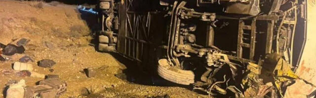 AUTOBUS SE PREVRNUO NA AUTO-PUTU, NAJMANJE 13 MRTVIH Strašan prizor nakon nesreće u Iranu (FOTO)