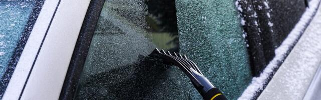 Kako bezbedno ukloniti led sa automobila – šta zaista radi, a šta može ozbiljno oštetiti vozilo